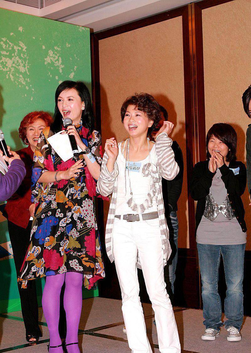 曾华倩|梁朝伟初恋气质真挺好，穿花里胡哨的裙子也很优雅，丝袜却减分了