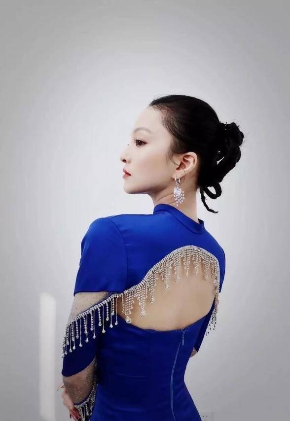 身材|张韶涵这身真漂亮！蓝色拖地裙穿出S身材，158也有模特气场