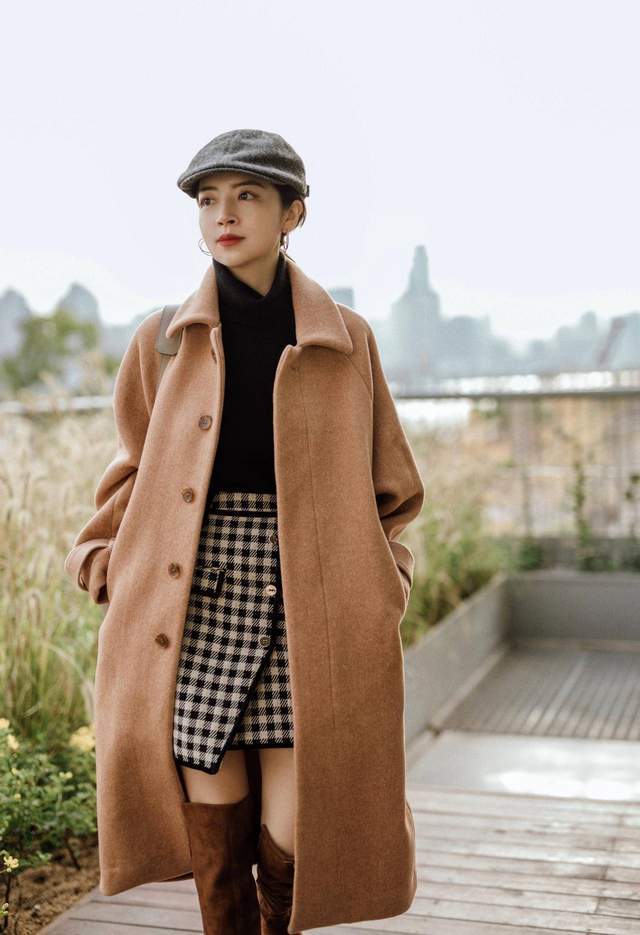 羊羔|真正讲究的女人，穿大衣很少配牛仔裤，像三木博主这样穿，更优雅