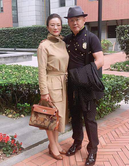 周立波|周立波夫妇俩眼光不错，穿情侣款印花风衣逛街，戴墨镜太有明星范