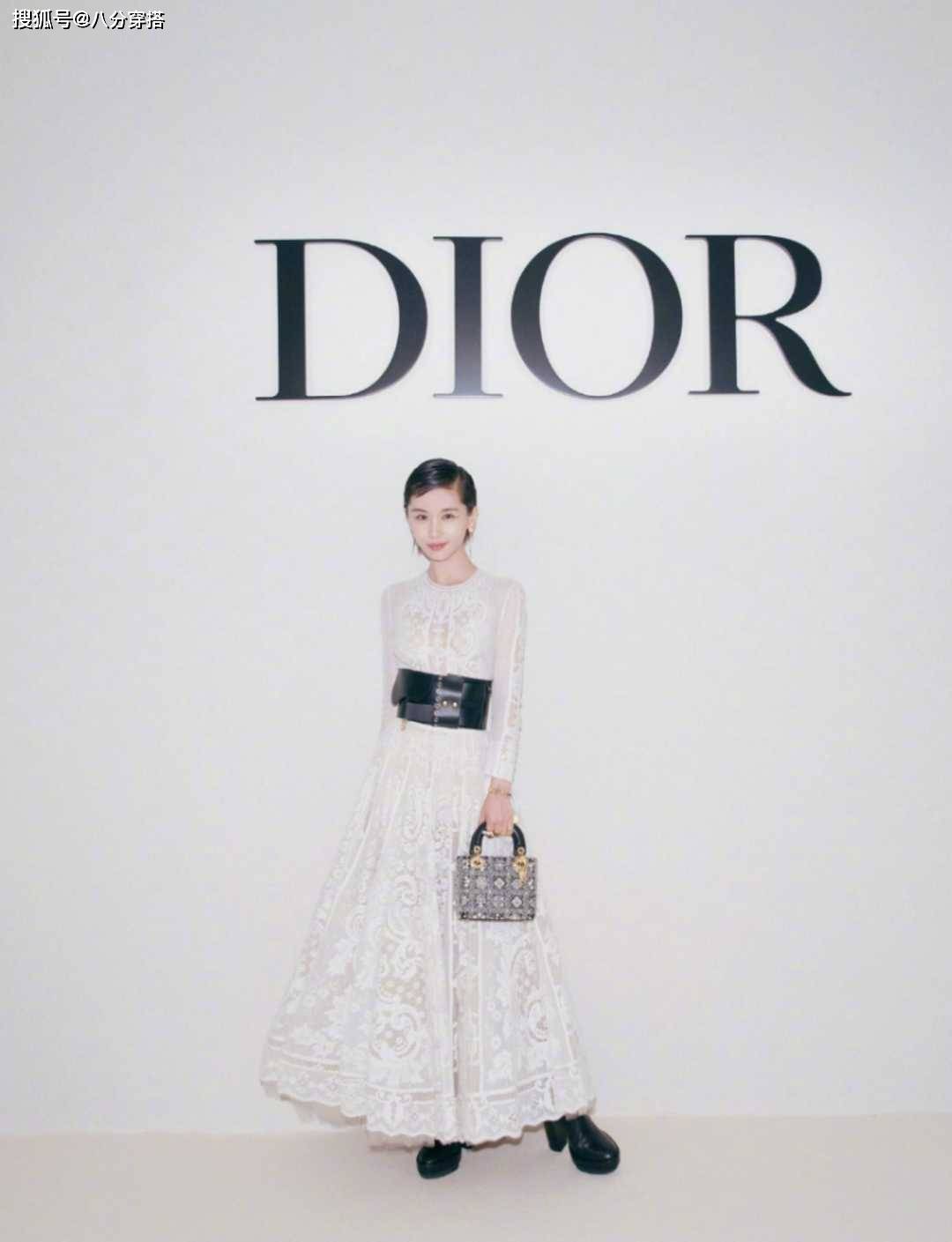 显高|159cm王子文太懂显高穿搭，白色连衣裙配宽腰带，高级显瘦有气场