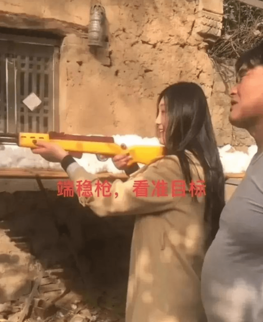 商务|大衣哥开始放飞自我,穿夏衣教儿媳“打靶”,圆滚滚啤酒肚太抢镜