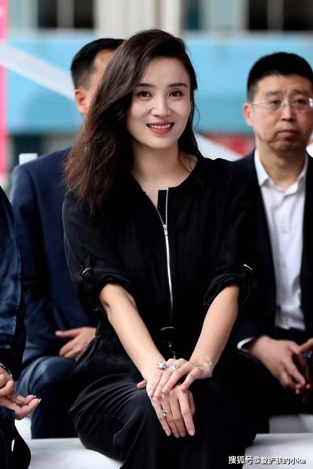 设计|宋佳的“椰奶肌”细腻显嫩,穿一身黑做陪衬,白到叫人心动又羡慕