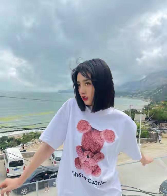 bobo|宋祖儿晒海边度假照，萌妹御姐完美驾驭，穿吊带裙秀精致锁骨