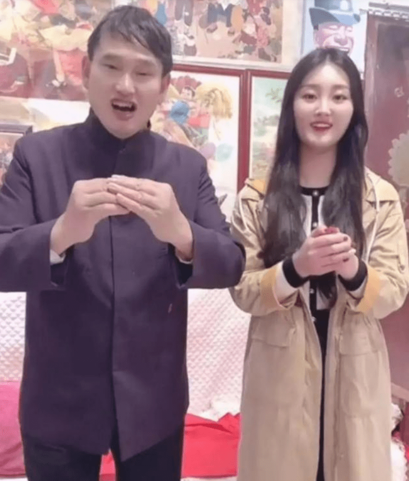 商务|大衣哥开始放飞自我,穿夏衣教儿媳“打靶”,圆滚滚啤酒肚太抢镜