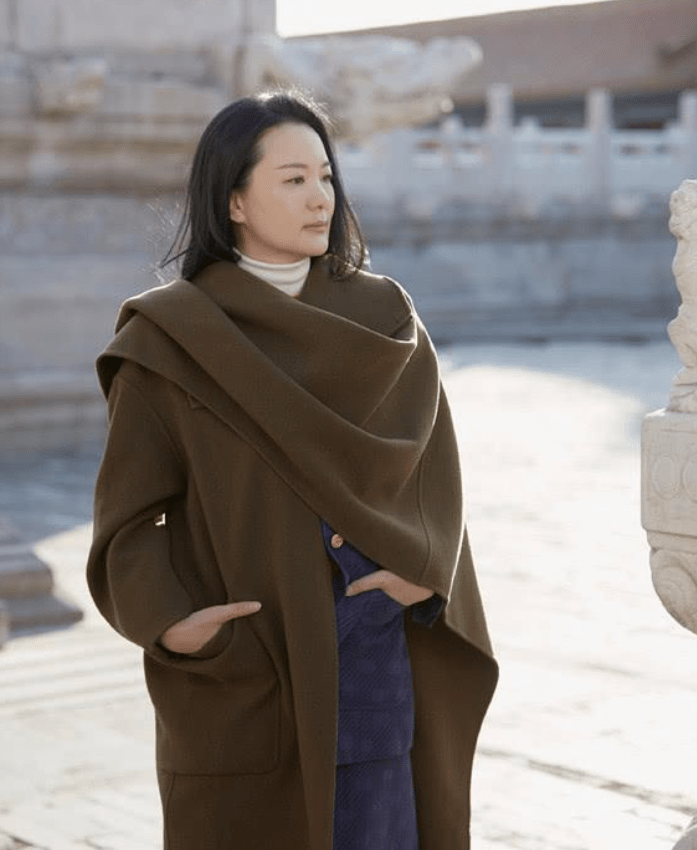 风景|咏梅气质真没得挑，穿丝绒长裙美成一道风景，优雅到骨子里的女人