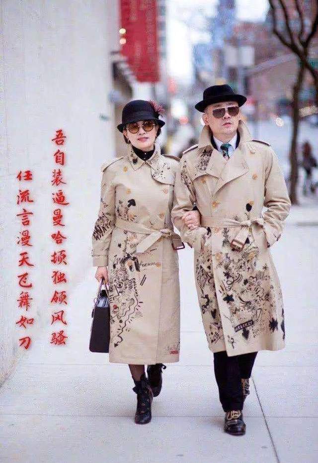 周立波|周立波夫妇俩眼光不错，穿情侣款印花风衣逛街，戴墨镜太有明星范