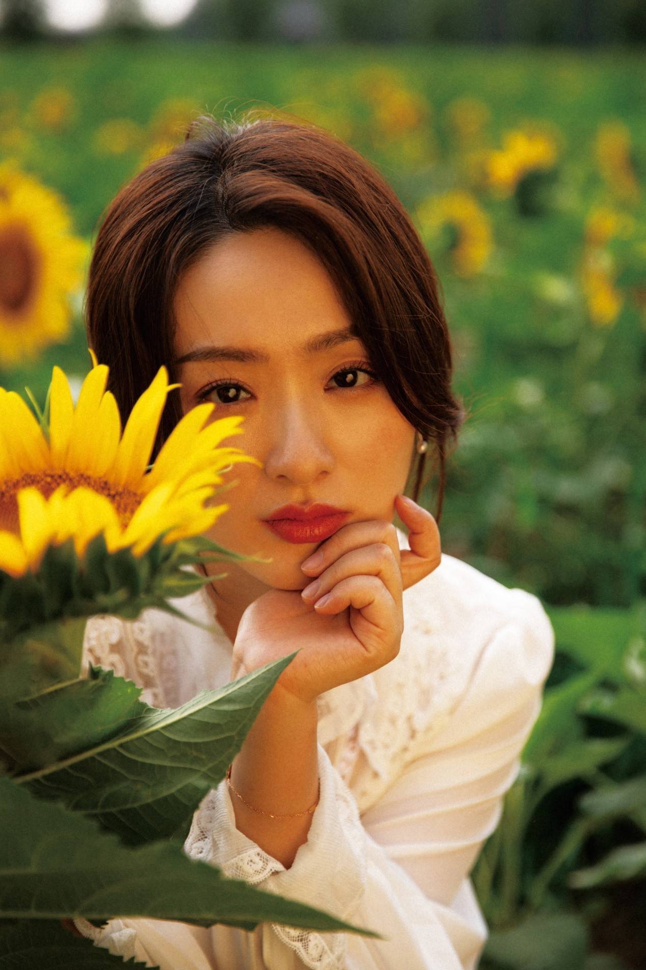 陈奕静田园文艺风写真释出花开向阳温暖阳光