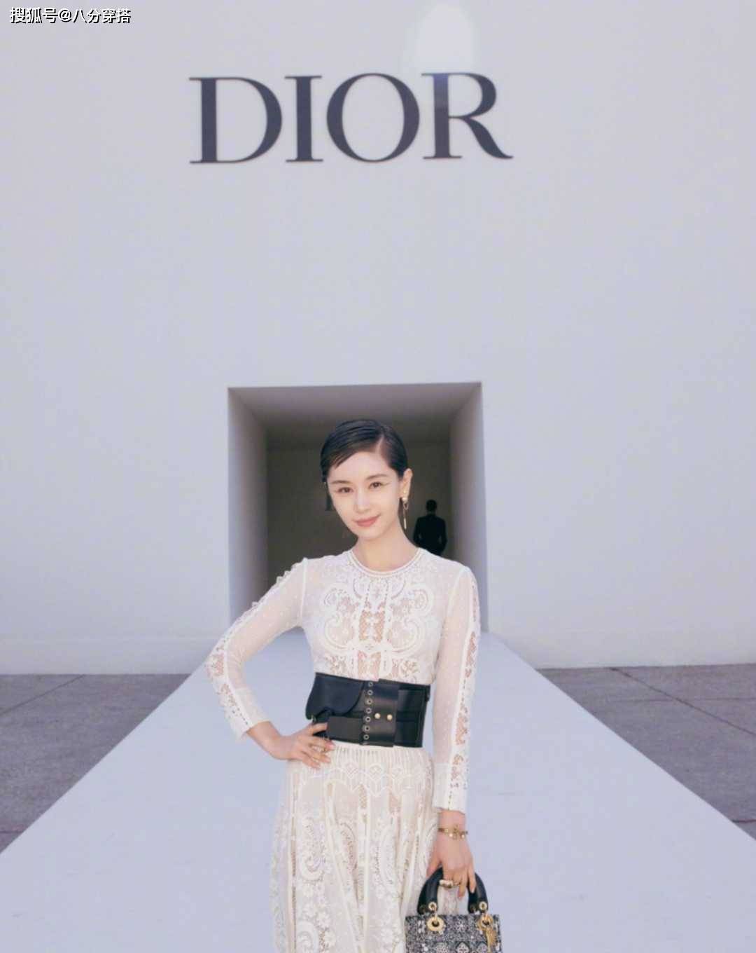 显高|159cm王子文太懂显高穿搭，白色连衣裙配宽腰带，高级显瘦有气场
