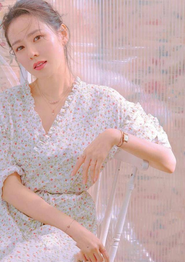 韩系|和玄彬恋爱后孙艺珍衣品更好了，女神节拍写真，韩系穿搭真养眼