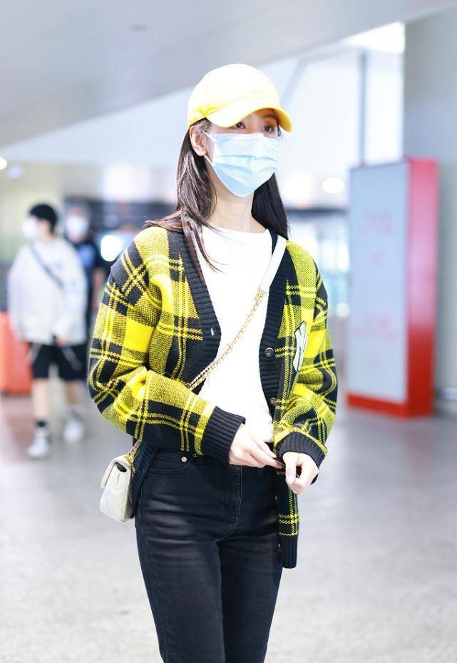 黑色|陈都灵真的好水灵，穿嫩黄色针织短袖，好有“氧气少女”的感觉