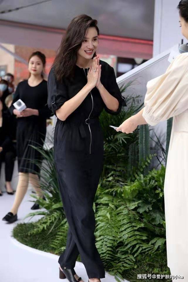 设计|宋佳的“椰奶肌”细腻显嫩,穿一身黑做陪衬,白到叫人心动又羡慕