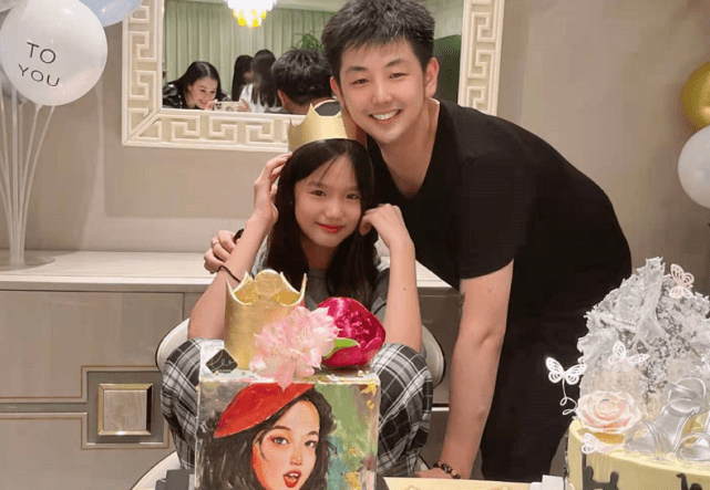黑色|钟丽缇次女太时尚！13岁就做美甲美貌逆袭，拍大片比小S女儿还酷
