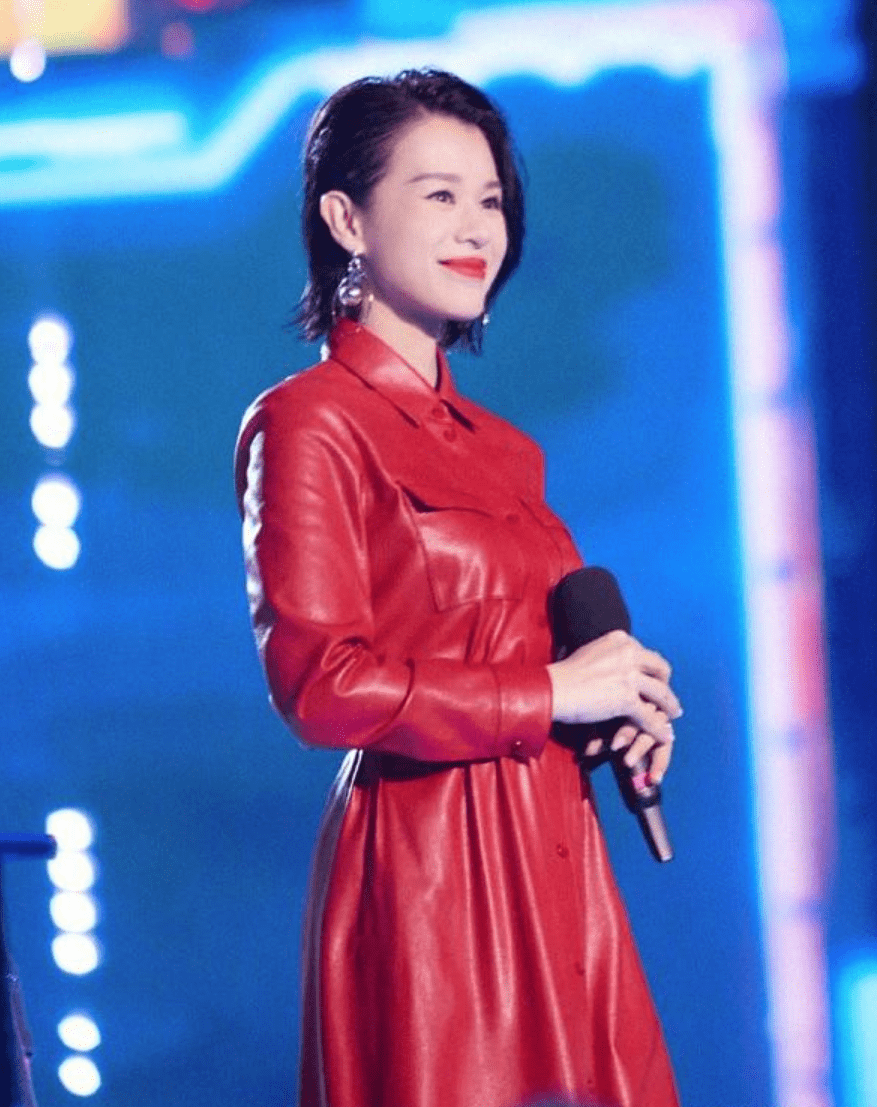 胡杏儿|胡杏儿太拼了！挺三胎孕肚还把腰带勒这么紧，穿红色皮裙身材抢镜