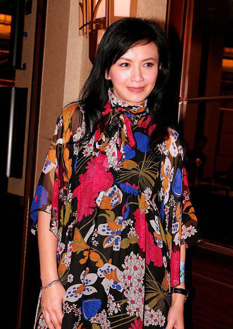 曾华倩|梁朝伟初恋气质真挺好，穿花里胡哨的裙子也很优雅，丝袜却减分了