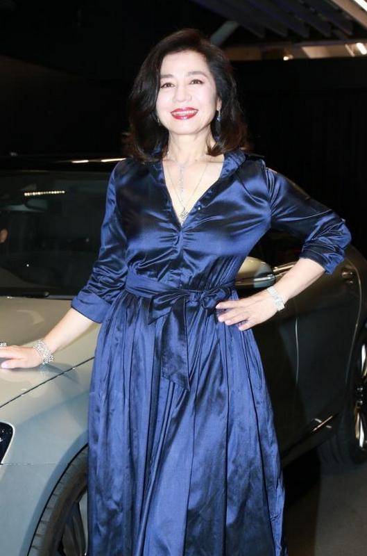 色调|钟楚红老了依然优雅,穿“液体裙”气质如高级贵妇,有皱纹也很美