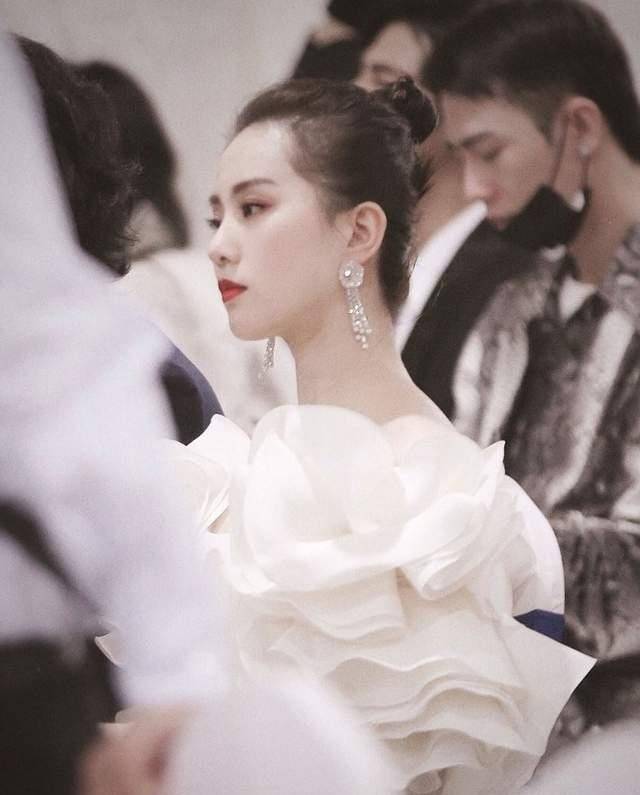 长发|刘诗诗简直是白衬衫女神，简单搭配就很美，网友：美貌颜值大暴击