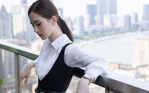 长发|刘诗诗简直是白衬衫女神，简单搭配就很美，网友：美貌颜值大暴击