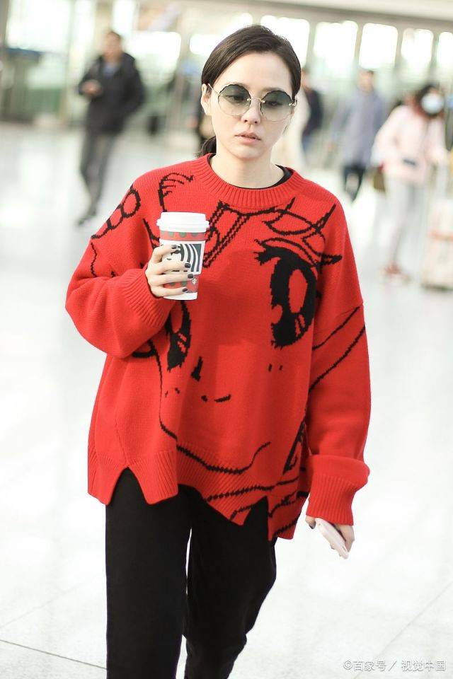 整体|35岁张靓颖街拍气场强,“美少女战士”毛衣抢眼!机场露脚踝真酷