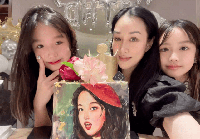 黑色|钟丽缇次女太时尚！13岁就做美甲美貌逆袭，拍大片比小S女儿还酷