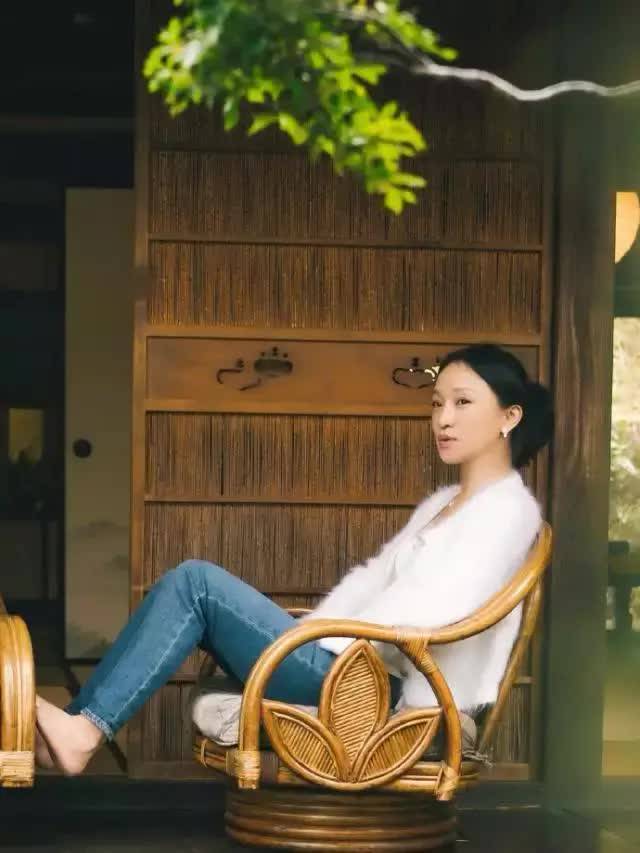 刘海|周迅这造型让人不敢认，狗啃刘海配大浓妆太媚惑，灵气全都不见了