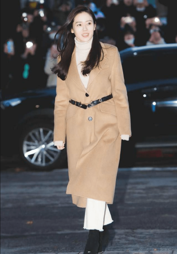 保暖性|孙艺珍有小心机,穿驼色大衣只不过加条腰带,“高级感”增加不少