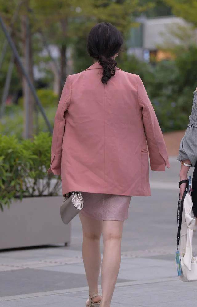 个性|连衣裙体现气质，日常着装的风格显得个性又有型，唯美动人