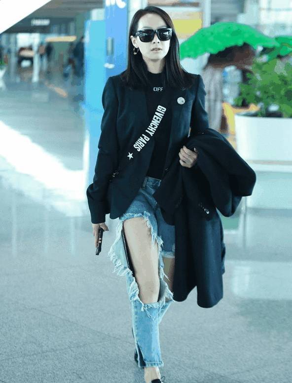 李嘉欣|李嘉欣的时尚真难懂，穿西装混搭破洞裤，还好贵妇气质撑得住