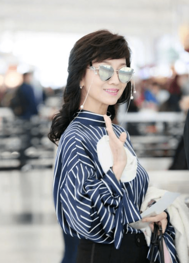 链条|哪有什么不老女神，赵雅芝的少女感除了粉嫩的衣服，全靠墨镜撑着