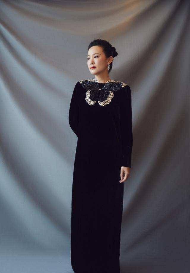 风景|咏梅气质真没得挑，穿丝绒长裙美成一道风景，优雅到骨子里的女人