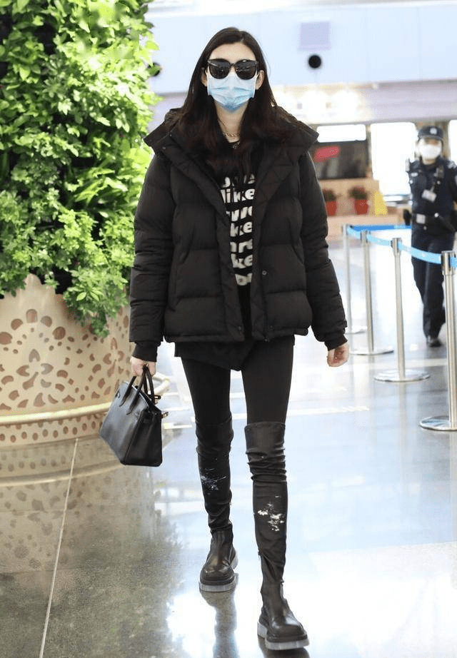 披肩|奚梦瑶携老公走机场，穿羽绒服配披肩变小女人，两人牵手对视好甜