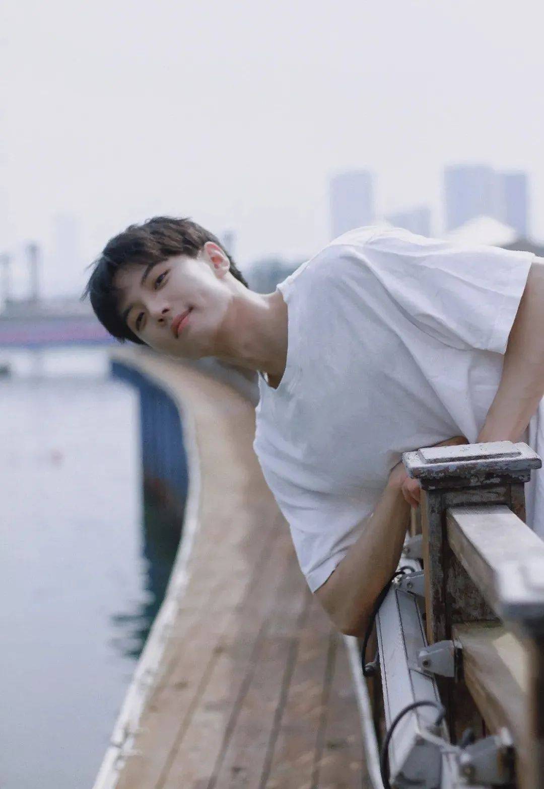 清华第一美少年一夜爆红,混血神颜吊打娱乐圈,网友:他要出道,男明星就