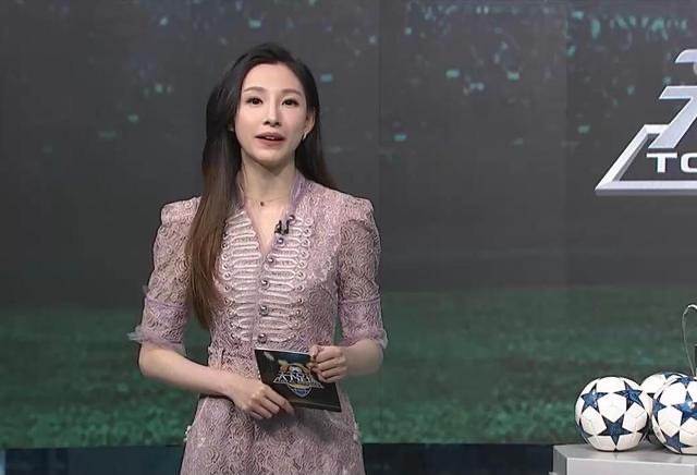 马凡舒|马凡舒穿小短裙直播,配水晶鞋腿又长又直,不愧是央视“林志玲”