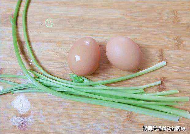 蔬菜|芹菜不要炒着吃了,加两个鸡蛋,用筷子搅一搅,出锅别提多香了