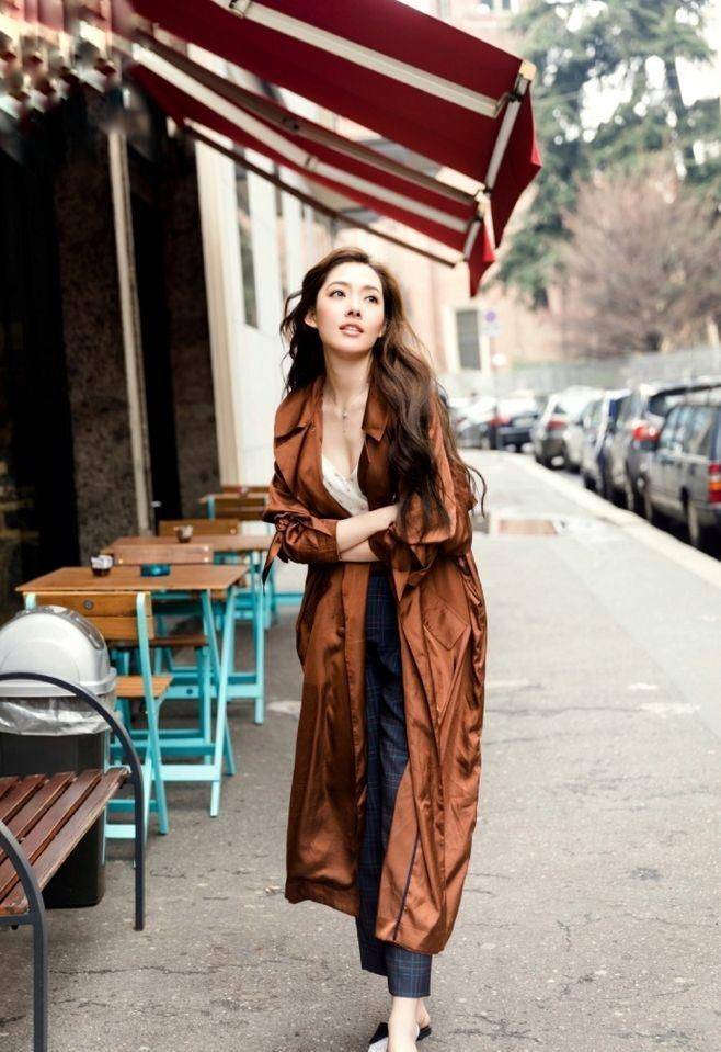 卫衣|郭碧婷的气质“辣妈界扛把子”，穿印花礼服华丽高级，时髦大气