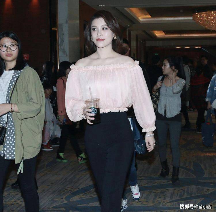 前妻|葛天到底是刘翔的前妻，穿一字肩上衣配高腰阔腿裤，三七身材惊艳