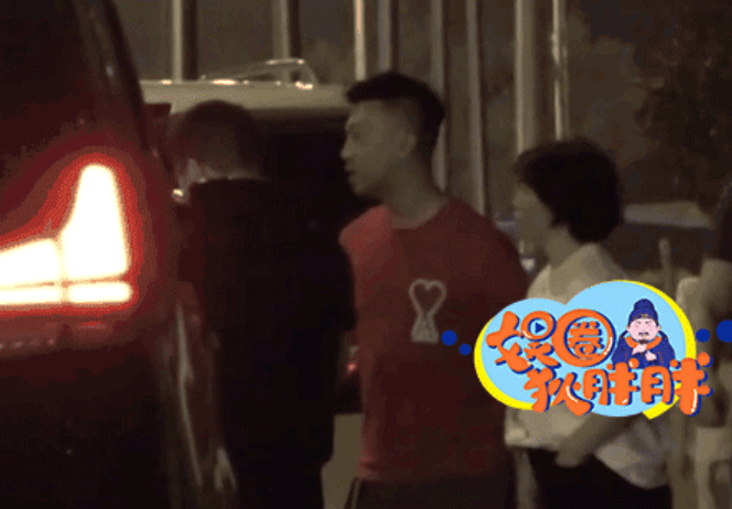 友人|小沈阳夫妇深夜和友人聚餐,结婚17年穿情侣装,仍牵手秀恩爱
