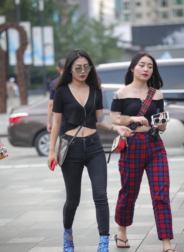 黑色|黑色深v上衣搭配黑色打底裤，真正高级，穿出仙女感。