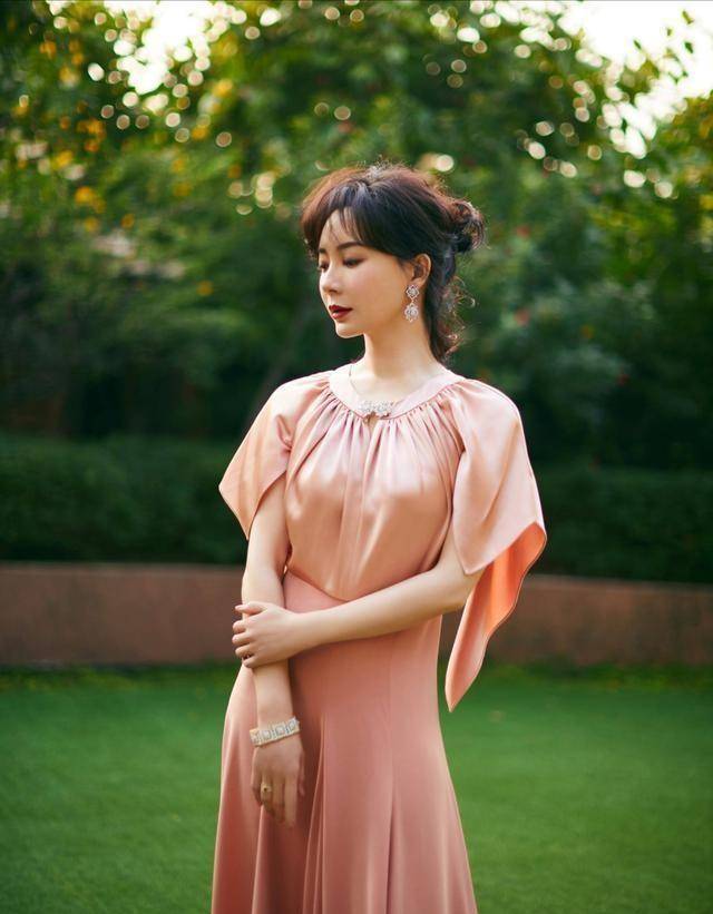 曲线|陈数身材真是深藏不露，穿流光长裙亮相，S型曲线让人看呆了