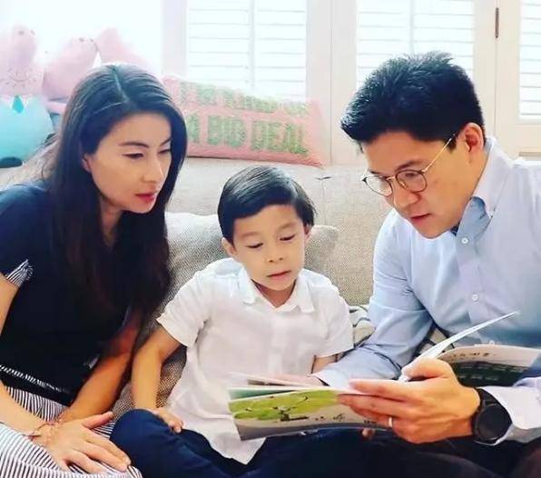 霍三岁|霍启刚真“自恋”，组织仨娃饭桌上看自己上电视，豪门饭桌真简陋