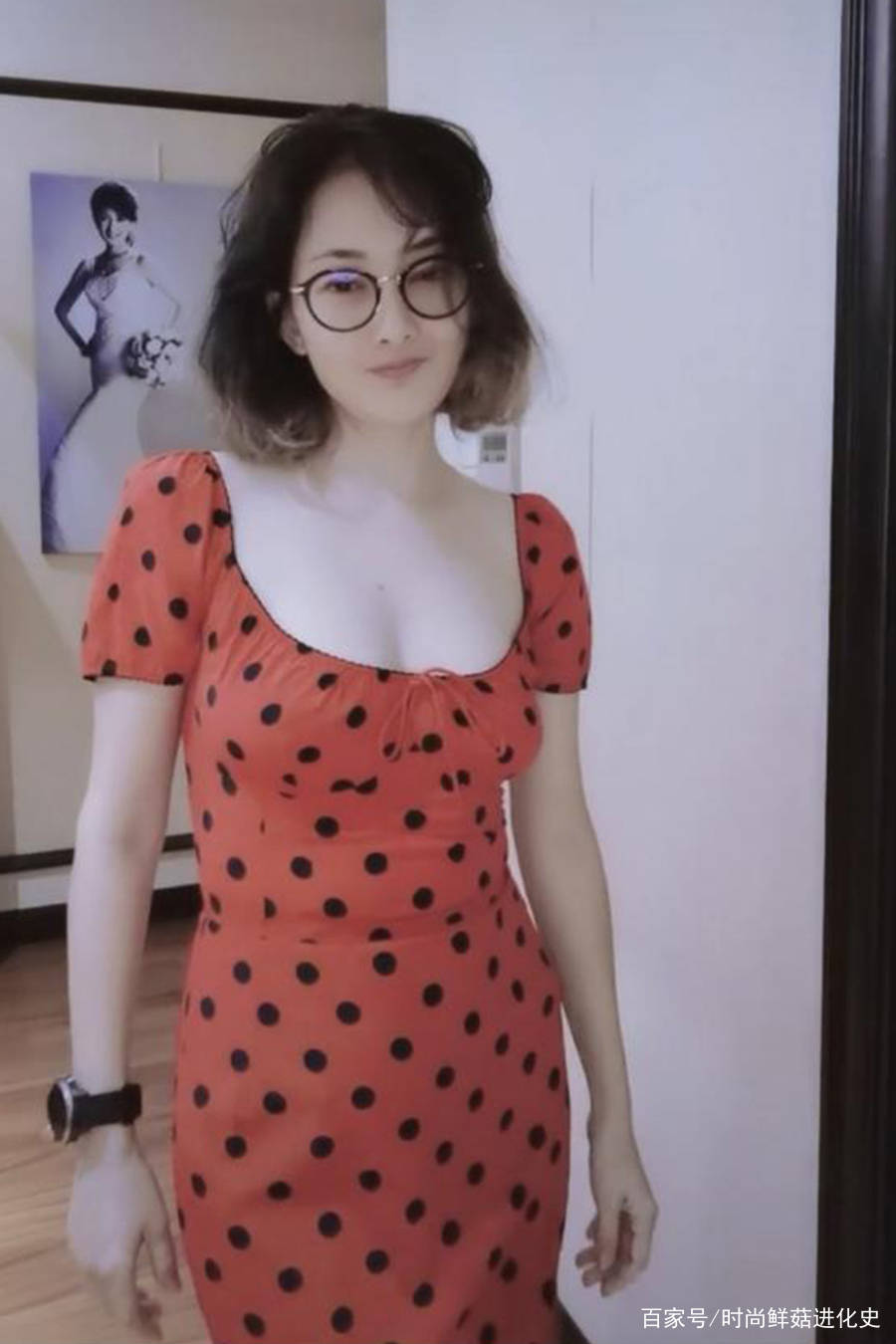 橘红色|47岁牛莉秀自拍，穿连衣裙太紧显小肚子，侧腰勒出赘肉露发福体形