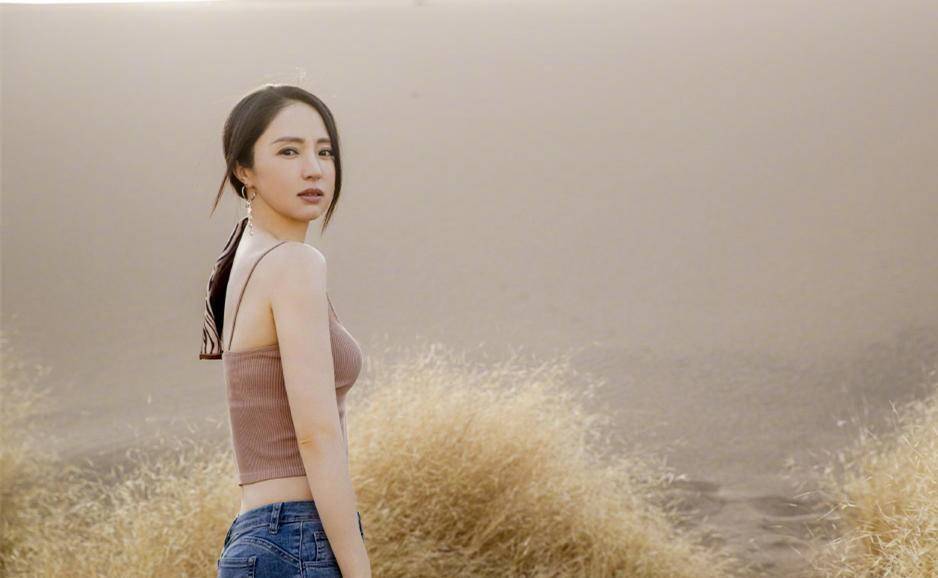 一身|被董璇的“女团身材”惊艳到，这腰细到单手可握，真看不出有41岁