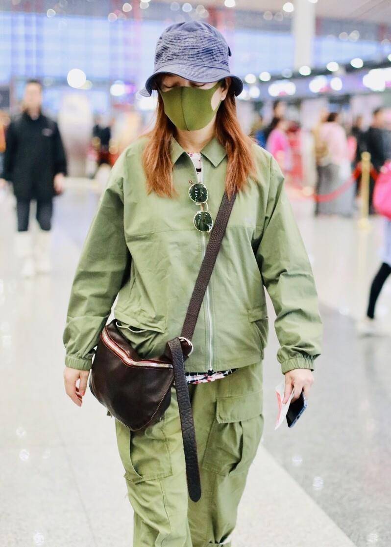 中性|赵薇嫩出“初恋感”,军绿色派克服秀出娇小身材,这气质哪像中年