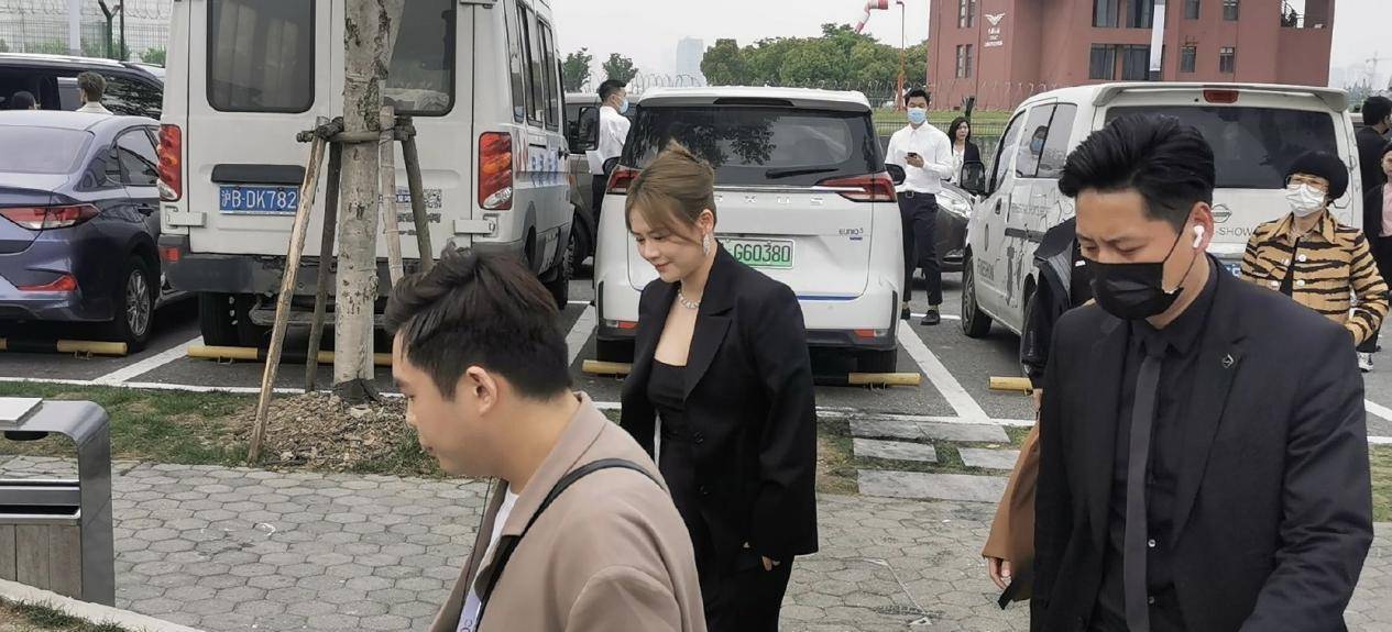 黑色|马思纯被爆恋爱后首露面太壮硕，穿西装像“壮士”，被刘嘉玲艳压