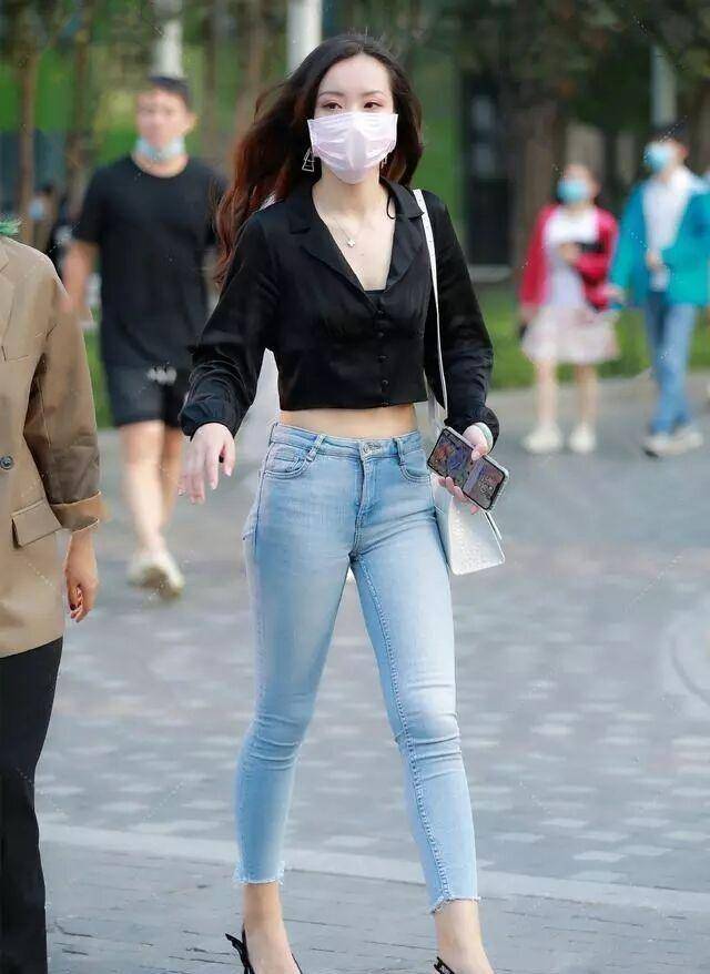 整体|黑色紧身衬衣搭配紧身打底裤，又仙又美，整体搭配非常有味道