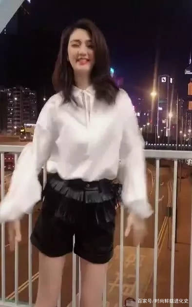黑色|48岁洪欣深夜博眼球？穿短裤光腿跳舞，街上空无一人却疯狂秀身材