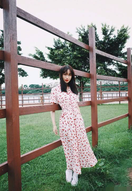 整体|李菲儿现身机场，大秀“杨柳腰”和“筷子腿”，身材也是绝