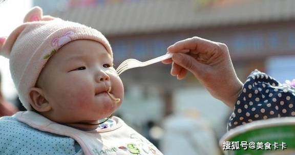 小孙|母亲出门办事,让婆婆带孙子,回家之后,看到孩子抱的东西乐坏了