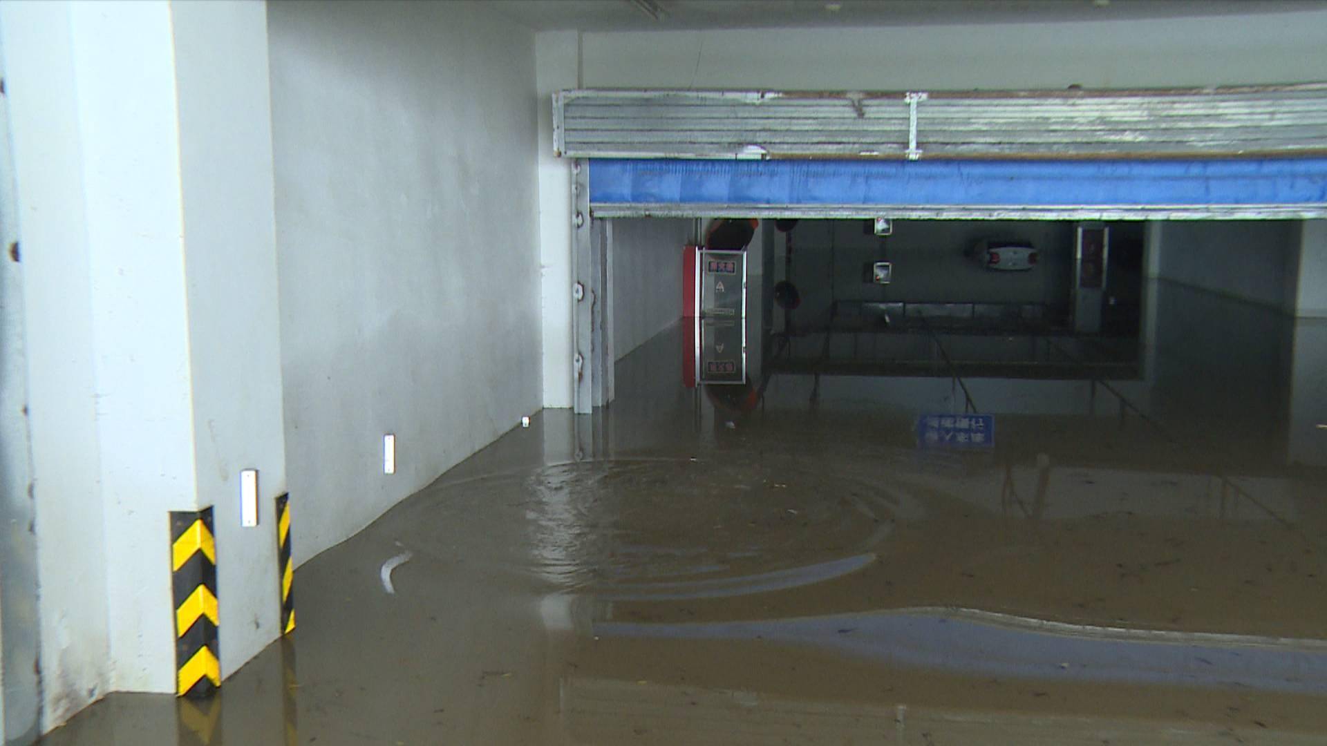 60岁车主用奔驰堵住车库,20多辆车被泡!放话法院有人有本事告我