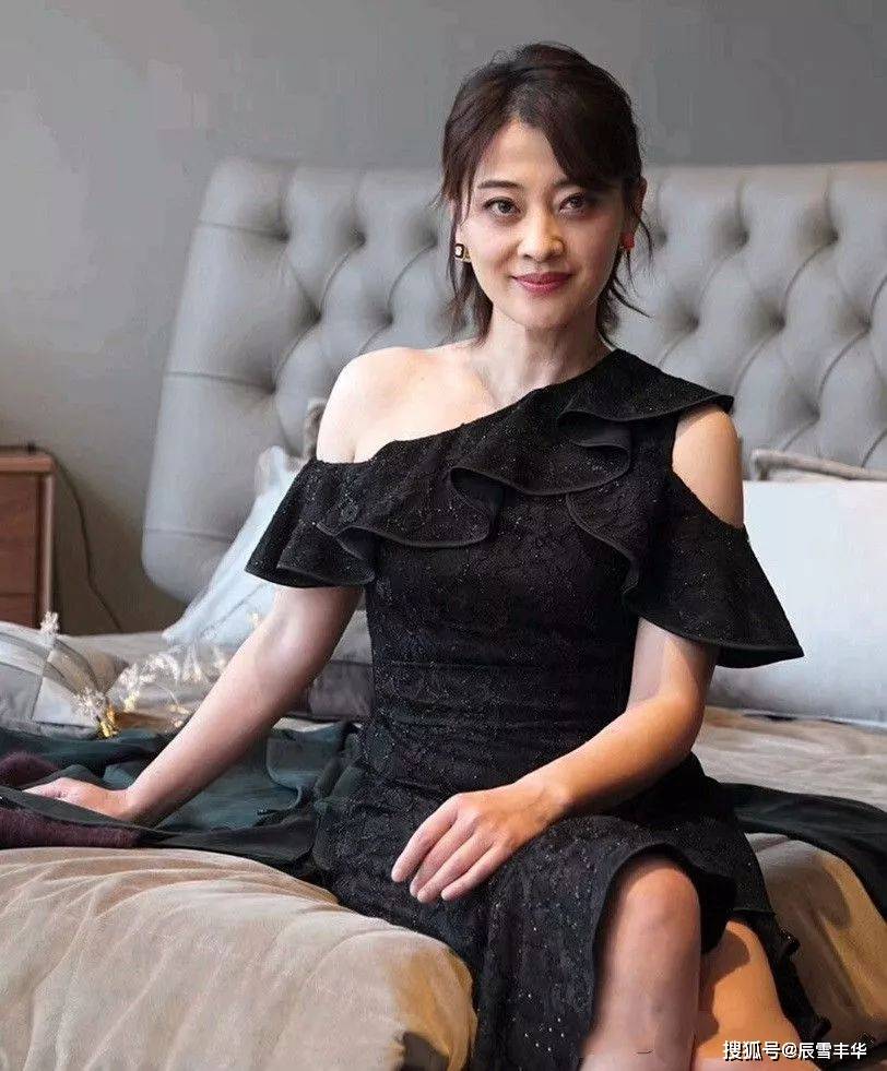 连衣裙|梅婷这次打扮得真特别！一袭民族风连衣裙玩下身失踪，腿长又抢镜